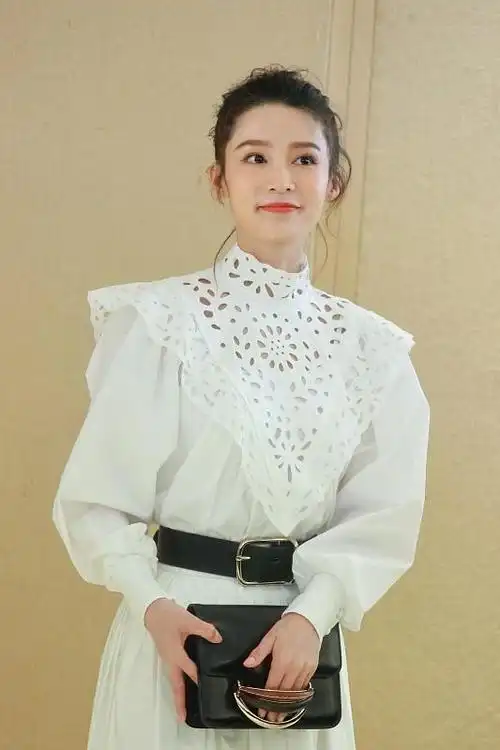 李沁笑起来真的很甜,穿着镂空白裙简约清纯,真像个"小姑娘"