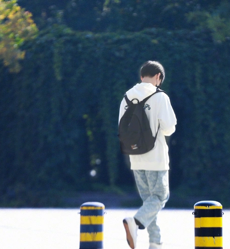 张真源在中戏人缘超好散步时不断有同学打招呼能光明正大追星