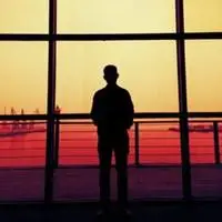 夕阳头像男生高清图片夕阳黄昏下的帅哥唯美头像点击鼠标右键下载