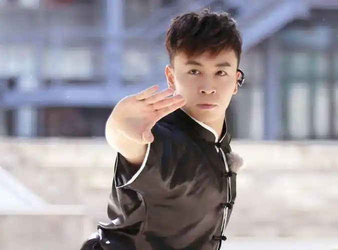 33岁释小龙晒最新照,出道即巅峰,5岁演少林小和尚成童星_小子_皮少庭