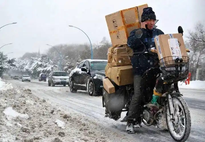 顶着40几度高温,站在30层楼顶上拼命干活的是他们
