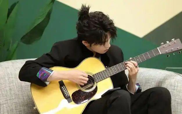 不过,对于从小就是"苹果头专业户"的宋亚轩来说,扎了"小揪揪"的他时常