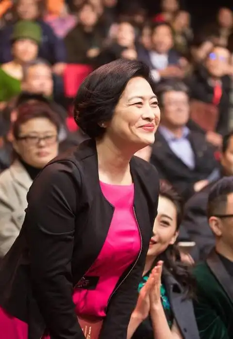 58年许娣老的自然,发福身材穿粉嫩裙装,样式松垮没曲线焦虑