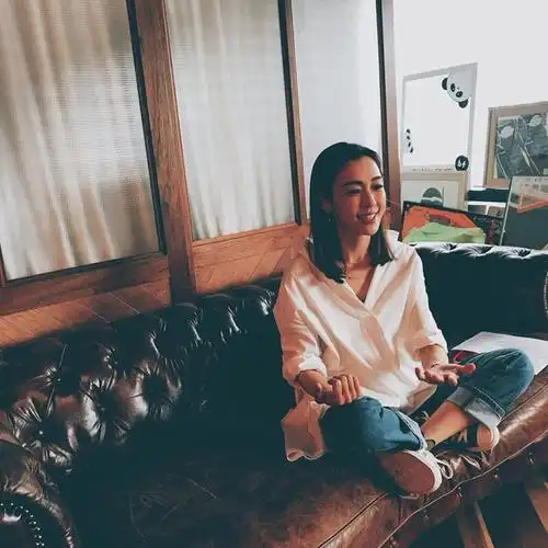 范玮琪自勉以礼待人天大地大自己很渺小