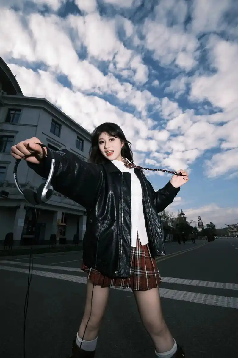 拒绝社恐上街尽情摆拍吧.真的爱死这种拍照的感觉了 相机91: - 抖音