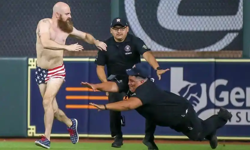 美军老兵裸奔大闹赛场!竟被赞誉为"英雄"因有这一深意