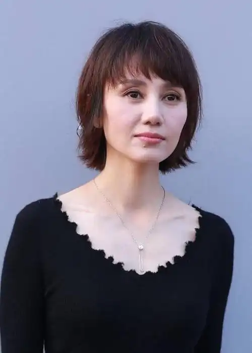 袁泉也太瘦了!直接穿着小白裙去走秀,是"腿精本精"没错了!