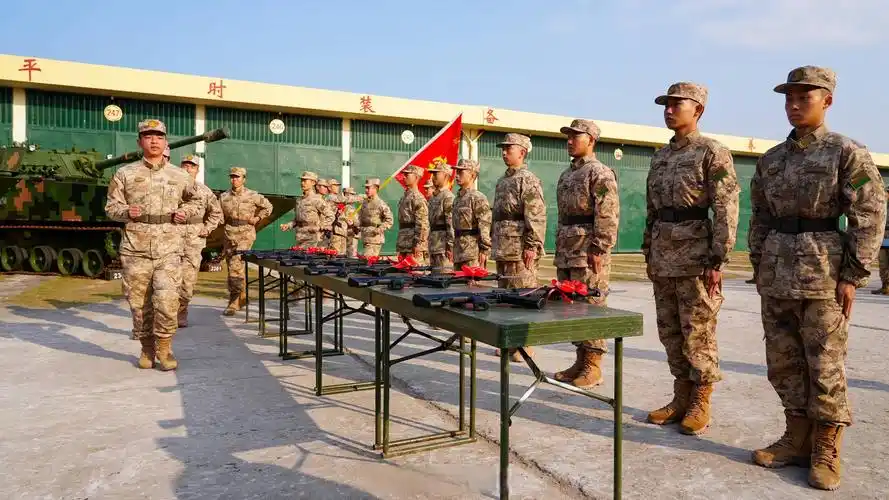 陆军新兵接过钢枪接过责任】近日,东部战区陆军某旅举行2024年秋季