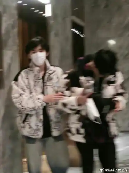 宋亚轩刘耀文一起逛超市