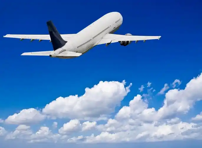 蓝天白云背景下飞翔蓝天的白色客机飞机蓝天白云卡通秋天9月九月你好