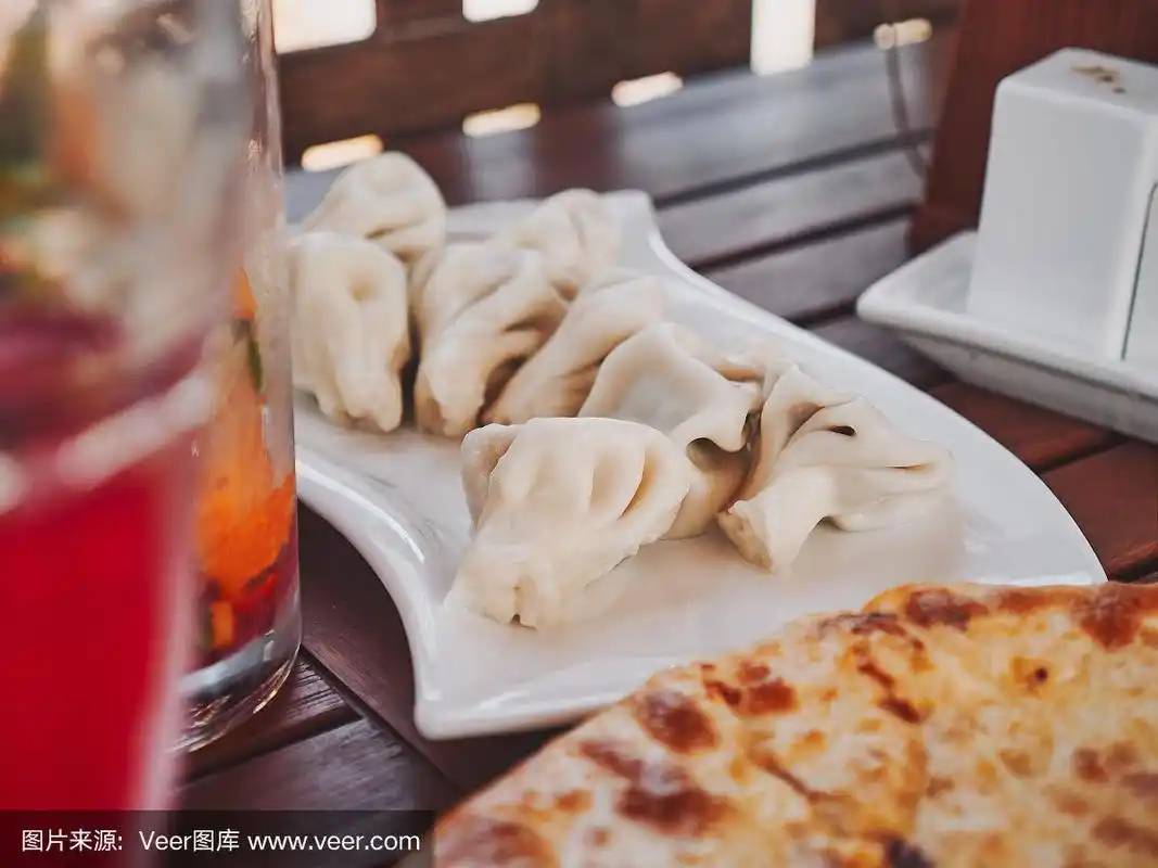 新鲜准备的传统格鲁吉亚饺子khinkali塞满了小牛肉