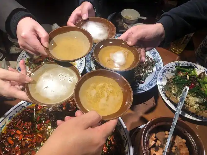 饭店特色,拿瓷碗喝酒.