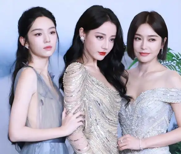 女星同台,迪丽热巴占c位显黑,44岁秦岚状态不输,周也超敢穿_腾讯新闻