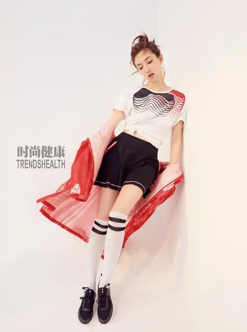 江疏影曝最新封面大片时尚健康笑靥如花