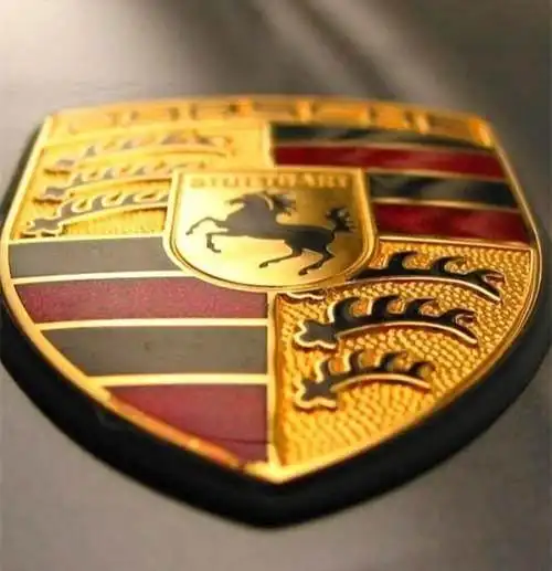 而且保时捷的车标组成也比较复杂,包含了跃马,火焰,盾牌