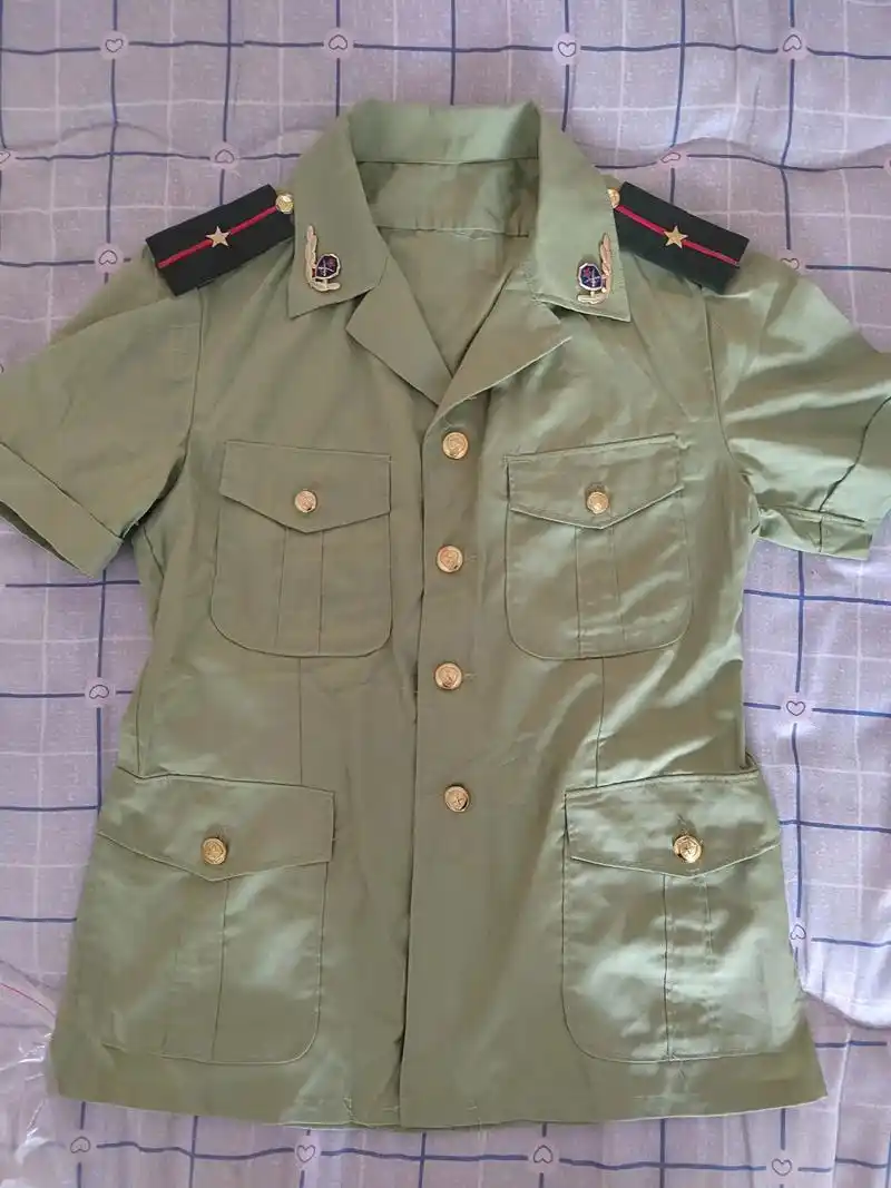 83武警过渡87式警衔警官短袖,这款短袖经历了83末期和87
