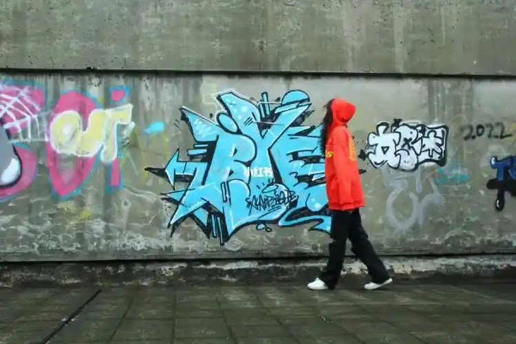 学校的涂鸦墙也很出片哦