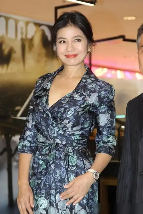 钟楚红虽然年已六旬了但保养得还是很好面容有老态却优雅妩媚