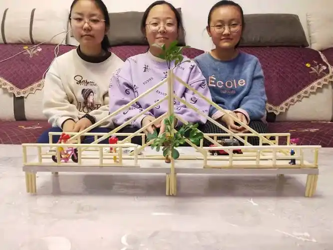 妙手架金桥,慧通你我心——英杰中学236班开展桥梁手工制作活动