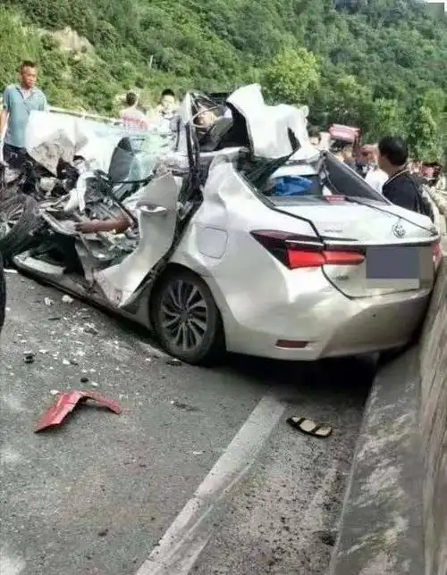 平武一轿车与大车相撞4死1伤现场惨不忍睹