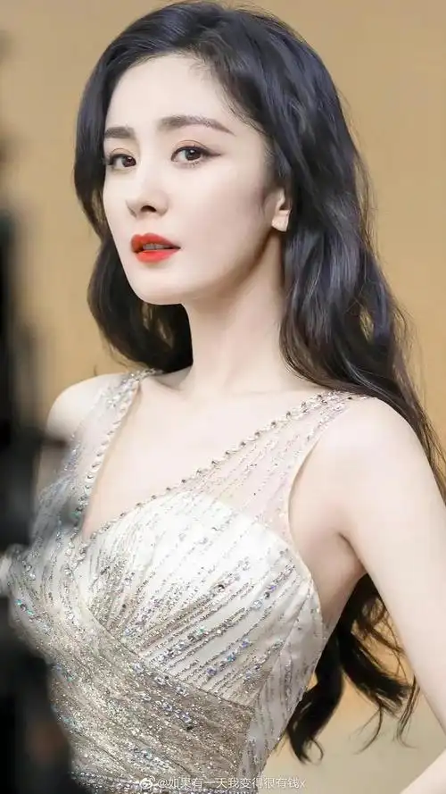 杨幂明星近照怼脸拍就问这颜值是不是天花板