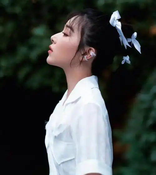 阚清子晒海边游玩照,条纹衫搭配背带裤,满满都是青春气息