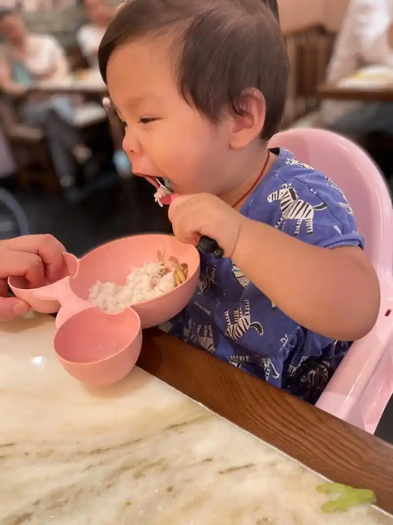 自主进食的宝宝最可爱 #可爱的小吃货  - 抖音