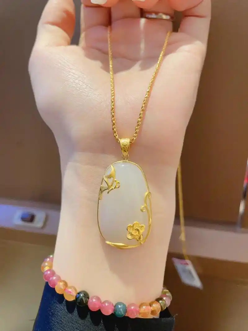 母亲节礼物97金镶玉吊坠.妈妈的世界很小,却只装满了你, 你 - 抖音