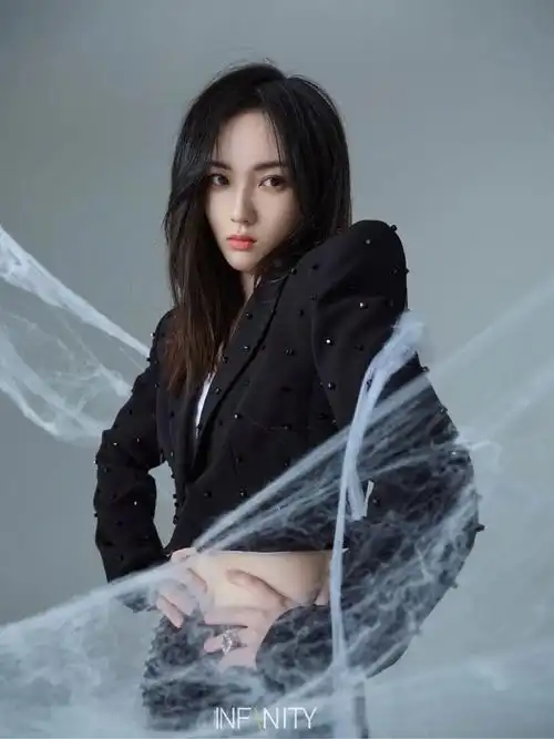 时光好像在美丽的女孩子身上从来不留痕迹,赵嘉敏的少女气也太令人