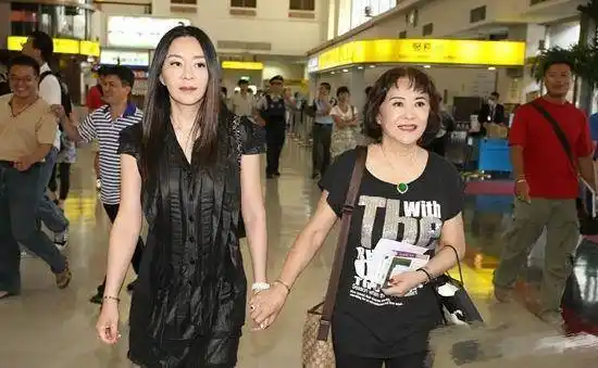 喻可欣因为和刘德华有过婚约,便成了媒体所关注的对象,喻可欣还出书大