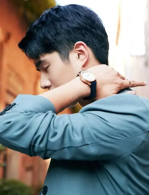 刘昊然身着湖蓝色西装帅气十足