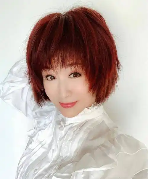 从照片中可以看到潘迎紫身着白色的上衣,一头酒红色的波波头利落干净