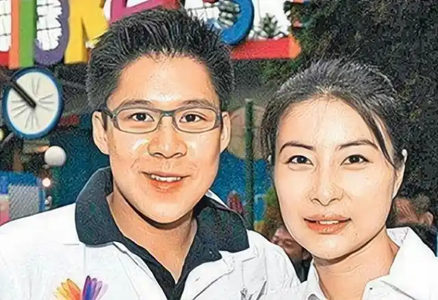 霍启刚带孩子在家看冬奥站着看开幕式仪式感足郭晶晶家教真好