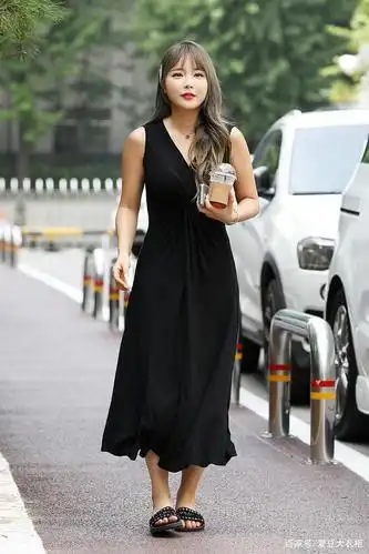 微胖界歌手洪真英无袖黑色连衣裙,35岁依然满满的青春可爱表情