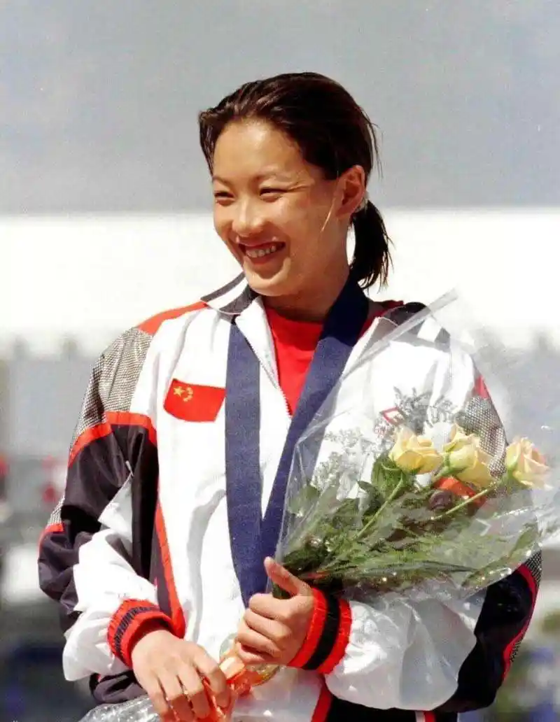 原创跳水女王伏明霞42岁现状,姿色犹存,丈夫近70岁,5年内生3孩子