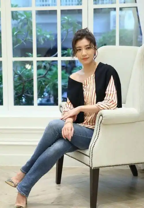 贾静雯155的身高,全靠一双高跟鞋,穿包臀裙有中年女性的优雅!