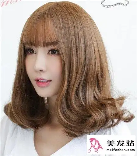 梨花头发型这款齐肩扣卷梨花头发型,竟然将女生脸上的肉嘟嘟遮掩了