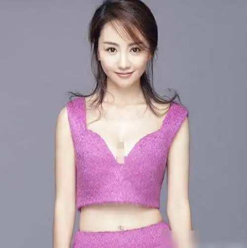 杨蓉身穿紫色套装,简约又有高级感,穿出时尚新高度