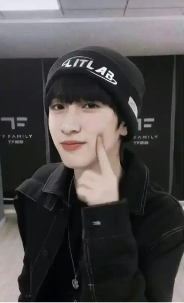 找了好久的小严氛围感神图 #严浩翔#严浩翔壁纸#壁纸分享 #高清壁纸