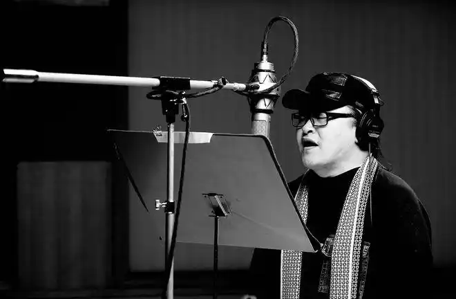 为何刘欢独爱马尾辫?当他散开头发后,网友直呼:还是扎起来吧!