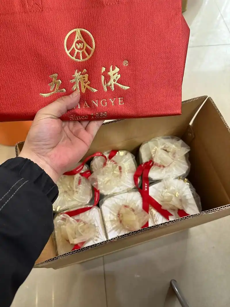 五粮液原箱开箱一件 #五粮液 #送礼佳品 #高档大气上档 - 抖音