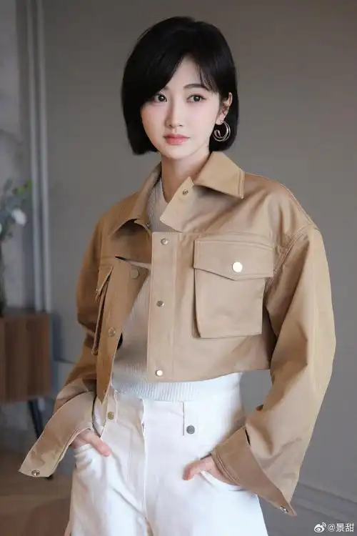 景甜短发搭配驼色皮衣妆容精致温柔甜美