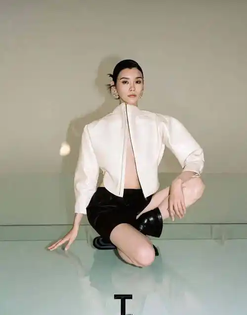 "维密超模"奚梦瑶登t锦绣封面,真空穿皮衣凹s型身材,太辣了_时尚_黑色