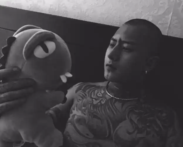 在短视频刚刚兴起的时候,老方丈便借助自己满身纹身的"社会人风格",在