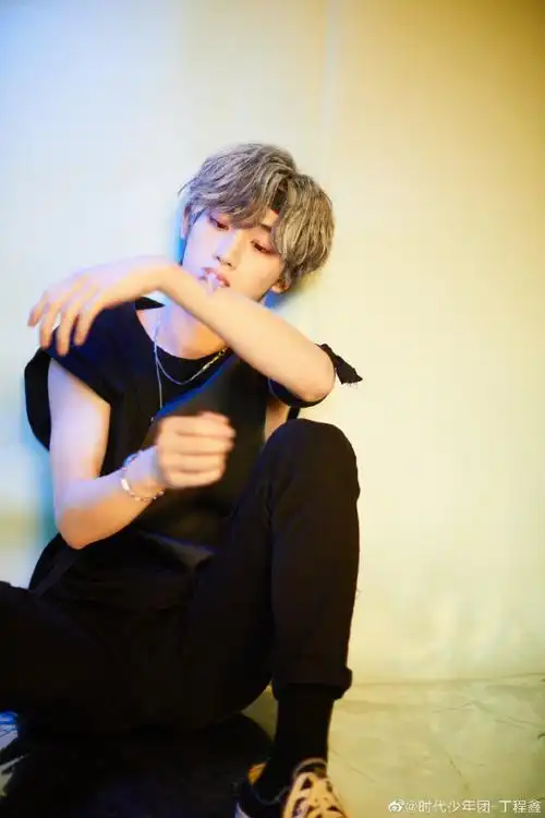 丁程鑫 银发主舞翻跳破风##丁程鑫 战损造型翻跳英雄