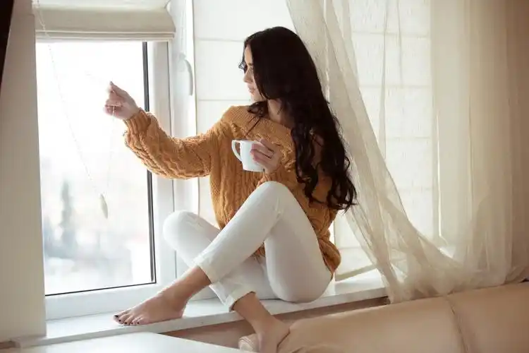 坐在窗台喝咖啡的美女4k图片图片