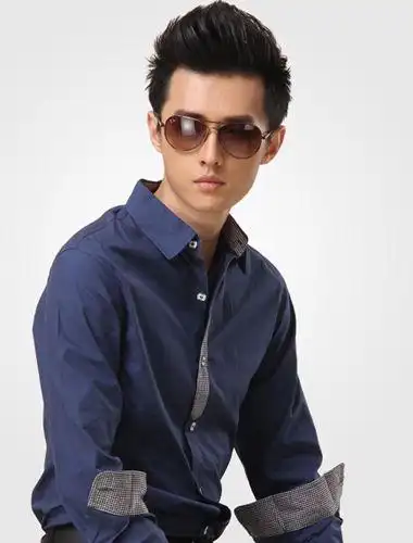 男四方脸上梳蓬松短发发型