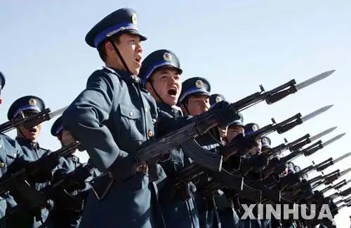 图文官兵身着05式空军军服