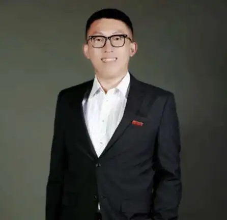 90后男教授因颜值走红俊秀儒雅更显年轻有为关键学历不一般