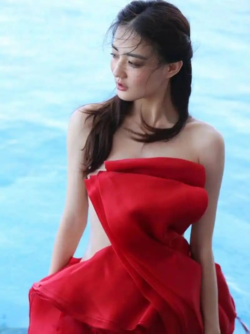 徐璐泳池红裙照片释出,眼神深邃,性感迷人  徐璐泳池红裙照片释出